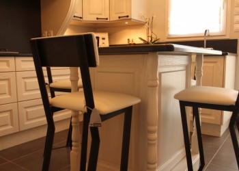 détail chaises design pour cuisine chêne Moselle